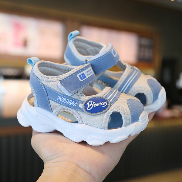 Kolmes värvitoonis kleebistega beebi seemisnahast sandaalid