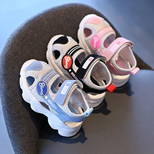 Kolmes värvitoonis kleebistega beebi seemisnahast sandaalid