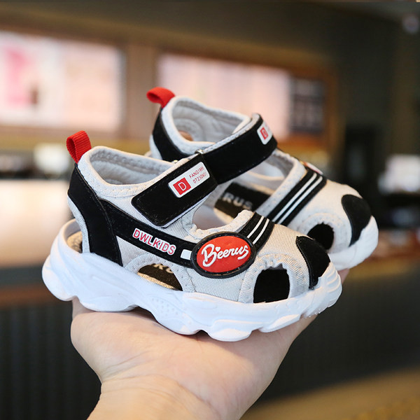 Kolmes värvitoonis kleebistega beebi seemisnahast sandaalid