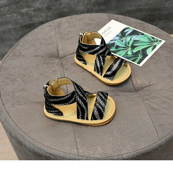 Бебешки сандали с кръстосани кожени каишки и закопчаване с цип