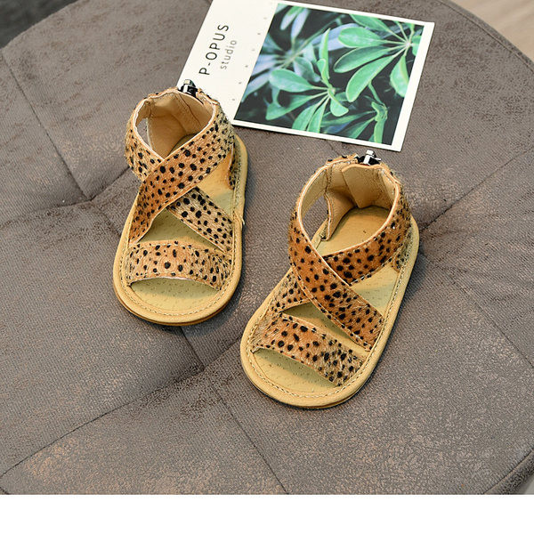 Бебешки сандали с кръстосани кожени каишки и закопчаване с цип