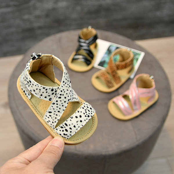 Бебешки сандали с кръстосани кожени каишки и закопчаване с цип