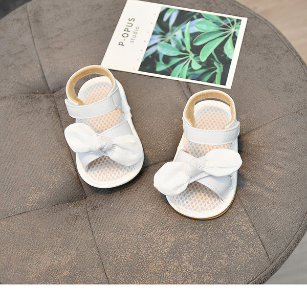 Beebi seemisnahast sandaalid paelaga