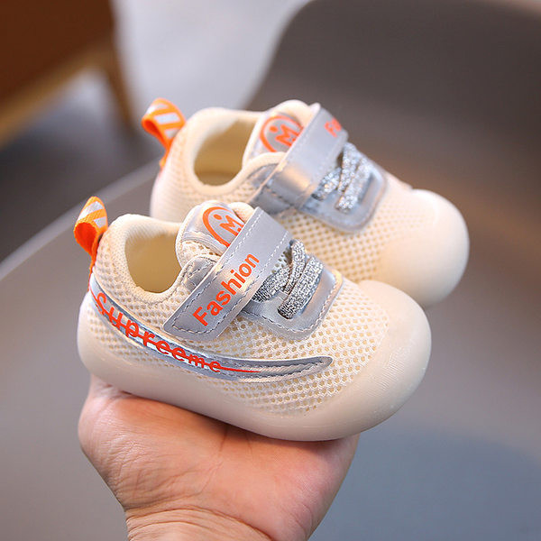 Beebi tossud takjakinnituse ja pehme tallaga