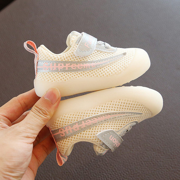 Beebi tossud takjakinnituse ja pehme tallaga