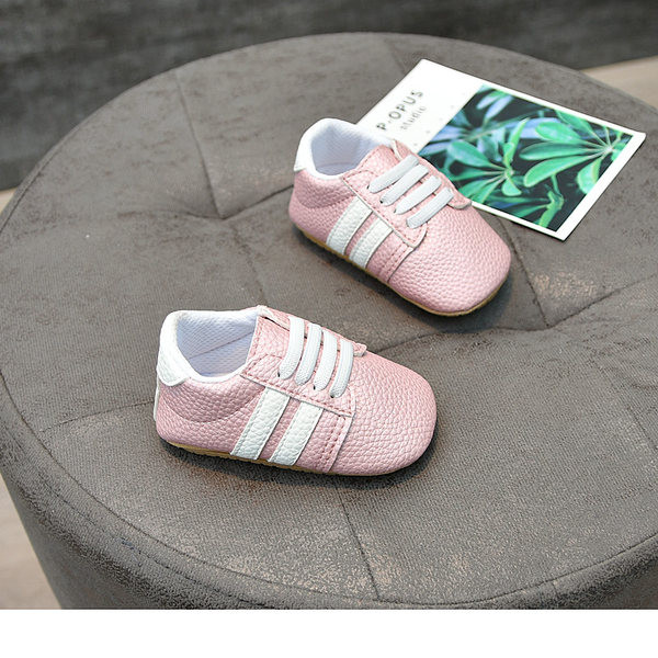 Paelte ja pehme tallaga nahast beebikingad