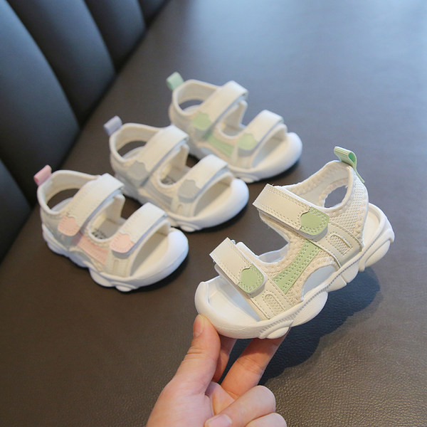 Nahast plaastritega beebisandaalid