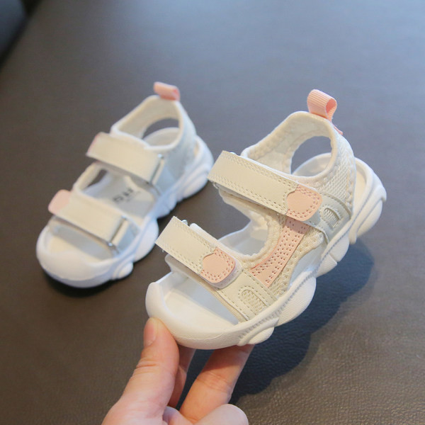 Nahast plaastritega beebisandaalid