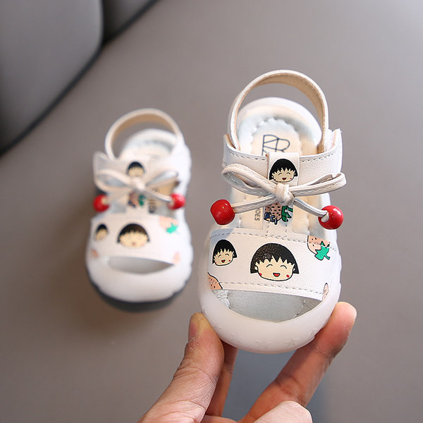 Aplikatsiooni ja paeltega beebisandaalid