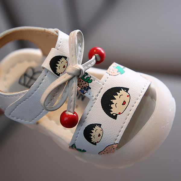 Aplikatsiooni ja paeltega beebisandaalid