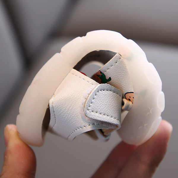 Aplikatsiooni ja paeltega beebisandaalid