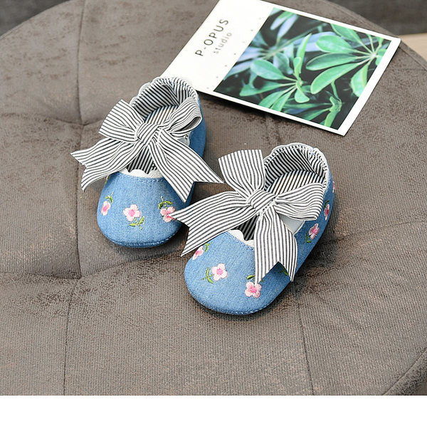 Triibulise paela ja tikandiga beebikingad