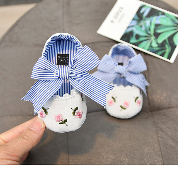 Triibulise paela ja tikandiga beebikingad