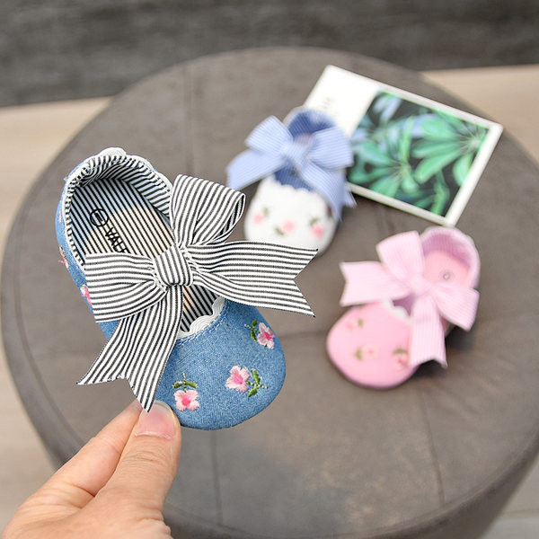 Triibulise paela ja tikandiga beebikingad