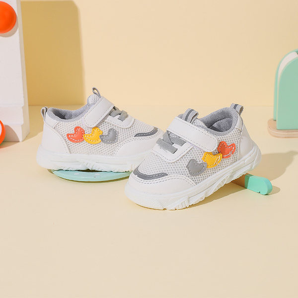 Бебешки маратонки с бродерия и велкро закопчаване 