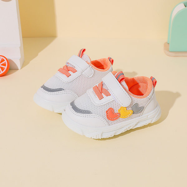 Бебешки маратонки с бродерия и велкро закопчаване 