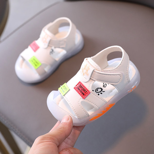 Kahes värvitoonis kleebistega beebinahast sandaalid