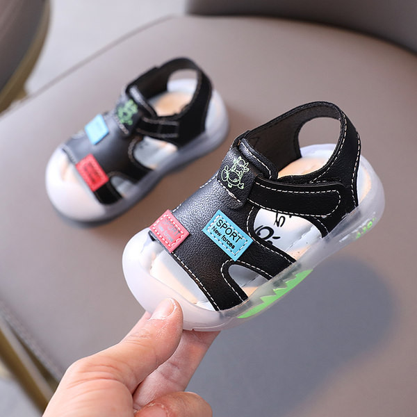 Kahes värvitoonis kleebistega beebinahast sandaalid