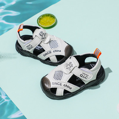 Beebi kinnised kirjaga sandaalid