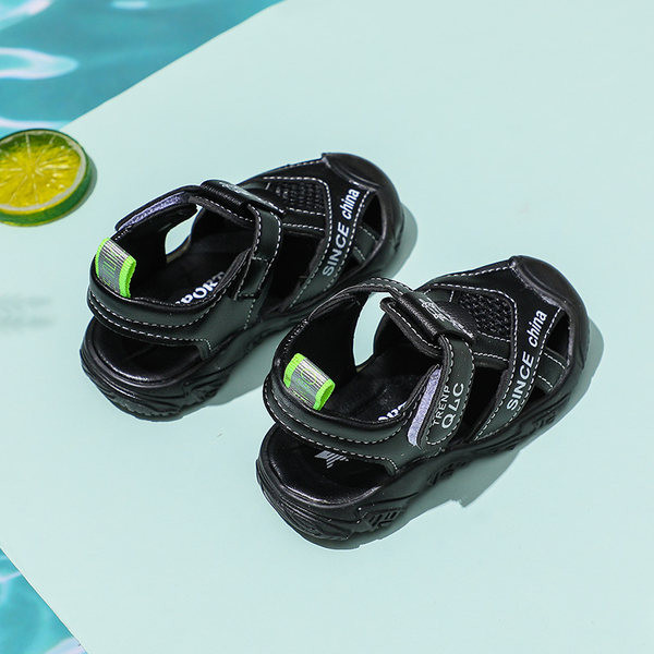 Beebi kinnised kirjaga sandaalid