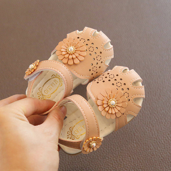 Бебешки сандали с 3D цветя и велкро лепенка