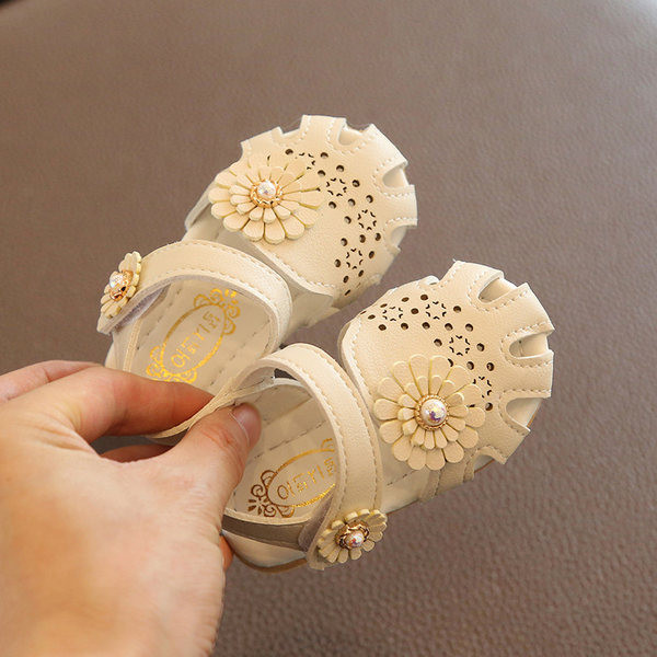 Бебешки сандали с 3D цветя и велкро лепенка