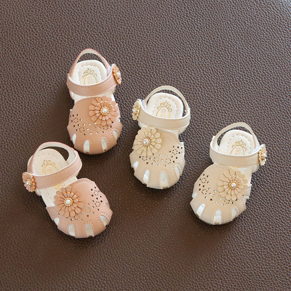 Бебешки сандали с 3D цветя и велкро лепенка