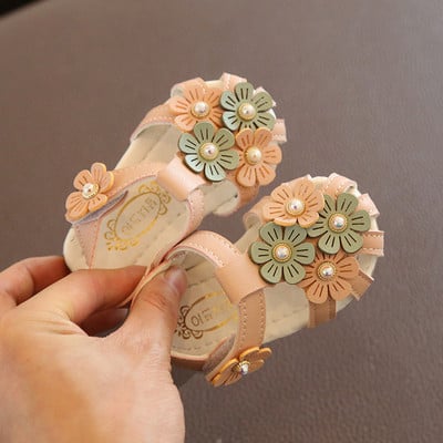 Бебешки сандали с 3D цветя и велкро лепенки