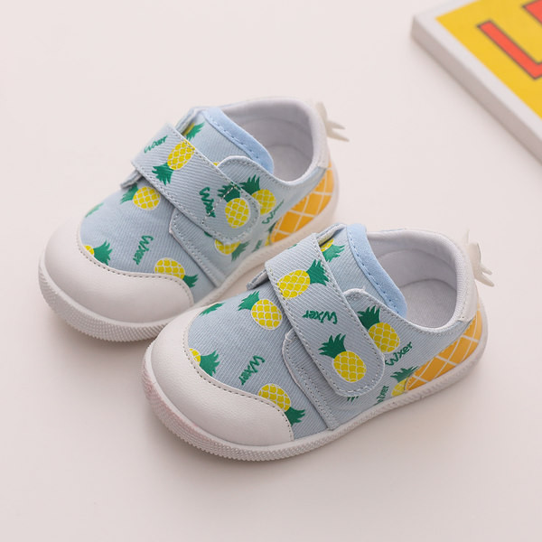 Beebi tekstiilist kingad takjakinnituse ja värvilise aplikatsiooniga