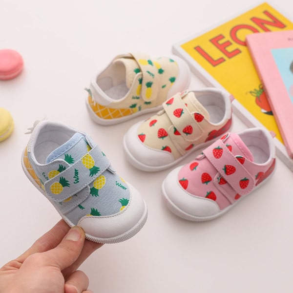 Бебешки текстилни обувки с велкро закопчаване и цветна апликация 