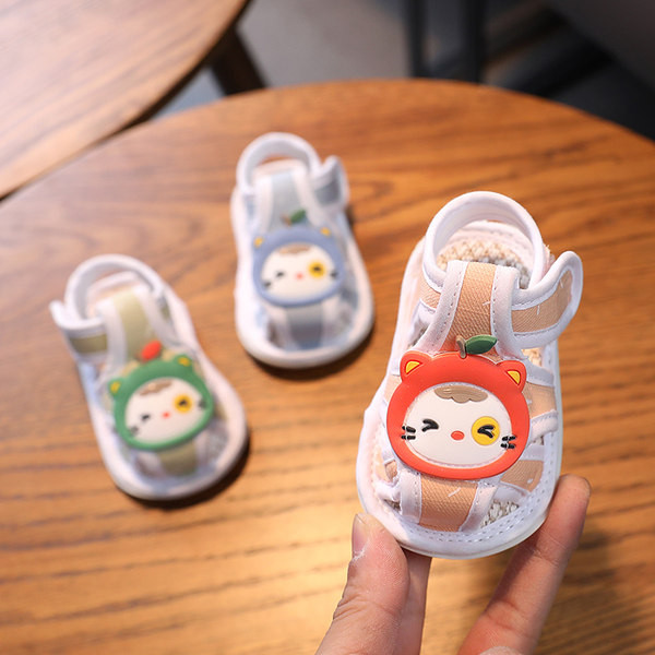 Uus 3D-elemendiga beebisandaalide mudel