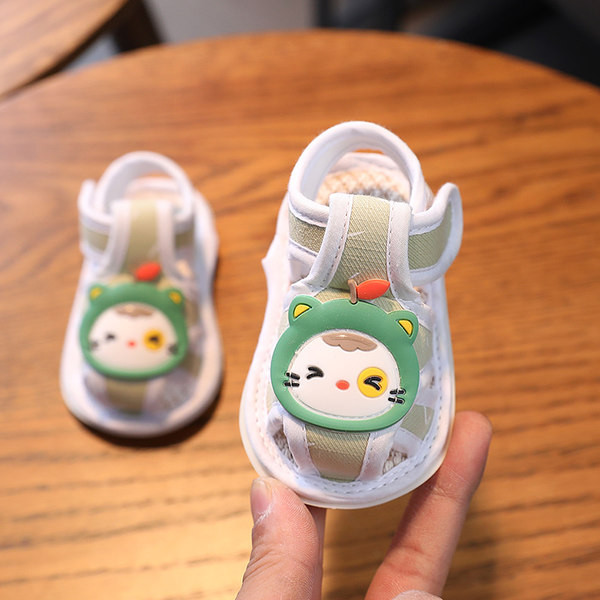 Uus 3D-elemendiga beebisandaalide mudel