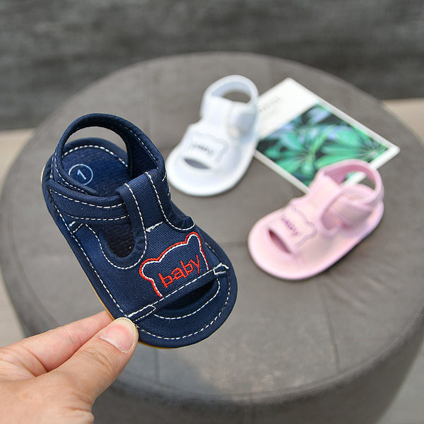 Lappide ja tikanditega sandaalid beebidele