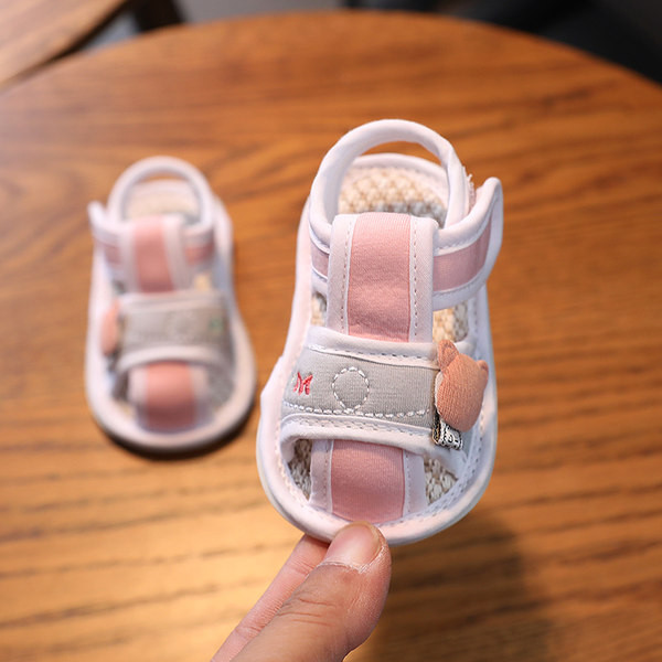 Praegused 3D-elemendiga beebisandaalid