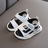 Kolmes värvitoonis kleebiste ja pealdisega beebisandaalid