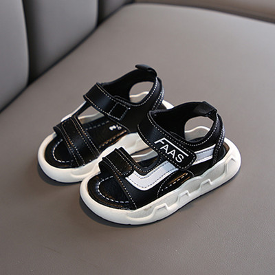 Kolmes värvitoonis kleebiste ja pealdisega beebisandaalid