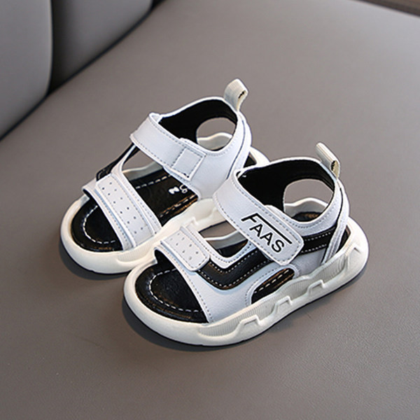 Kolmes värvitoonis kleebiste ja pealdisega beebisandaalid