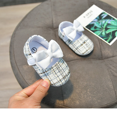 Pehme talla ja paelakaunistusega beebikingad