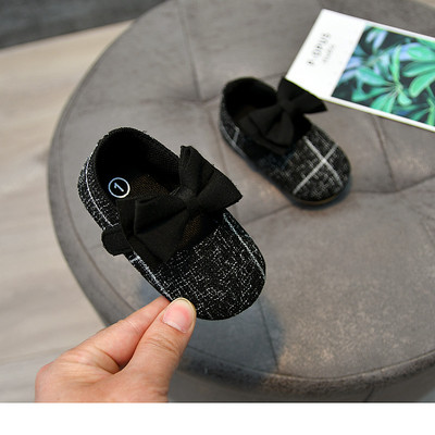 Pehme talla ja paelakaunistusega beebikingad