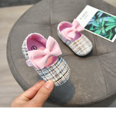 Pehme talla ja paelakaunistusega beebikingad