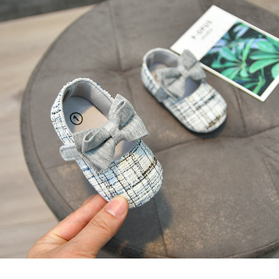 Pehme talla ja paelakaunistusega beebikingad