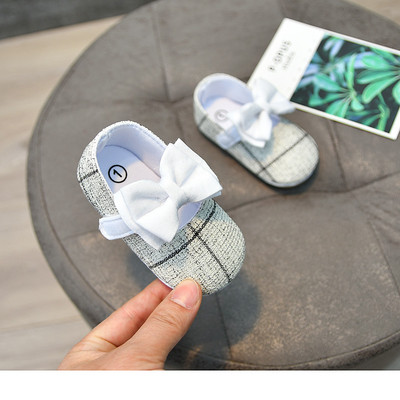 Pehme talla ja paelakaunistusega beebikingad