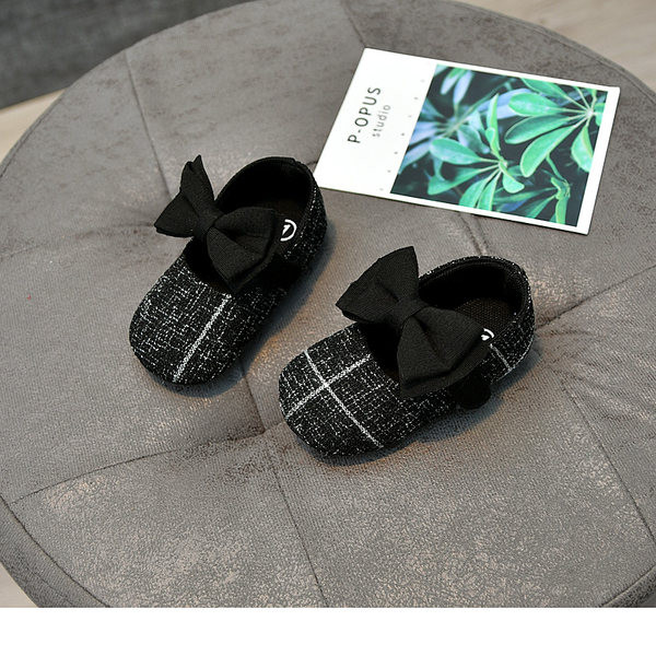 Pehme talla ja paelakaunistusega beebikingad