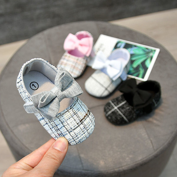 Pehme talla ja paelakaunistusega beebikingad