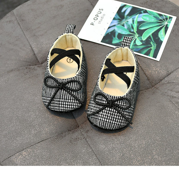 Бебешки обувки с панделка и мека подметка