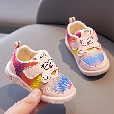 Beebi hingavad kingad, millel on silt ja aplikatsioon