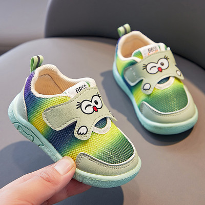 Beebi hingavad kingad, millel on silt ja aplikatsioon