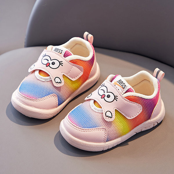 Beebi hingavad kingad, millel on silt ja aplikatsioon