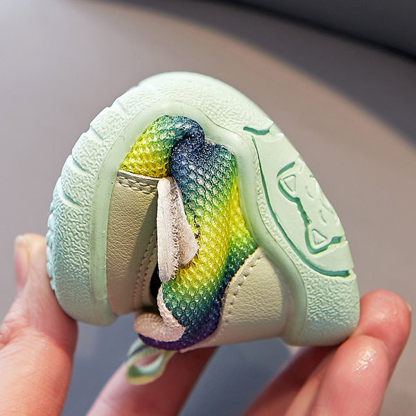 Beebi hingavad kingad, millel on silt ja aplikatsioon