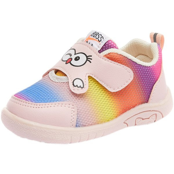 Beebi hingavad kingad, millel on silt ja aplikatsioon